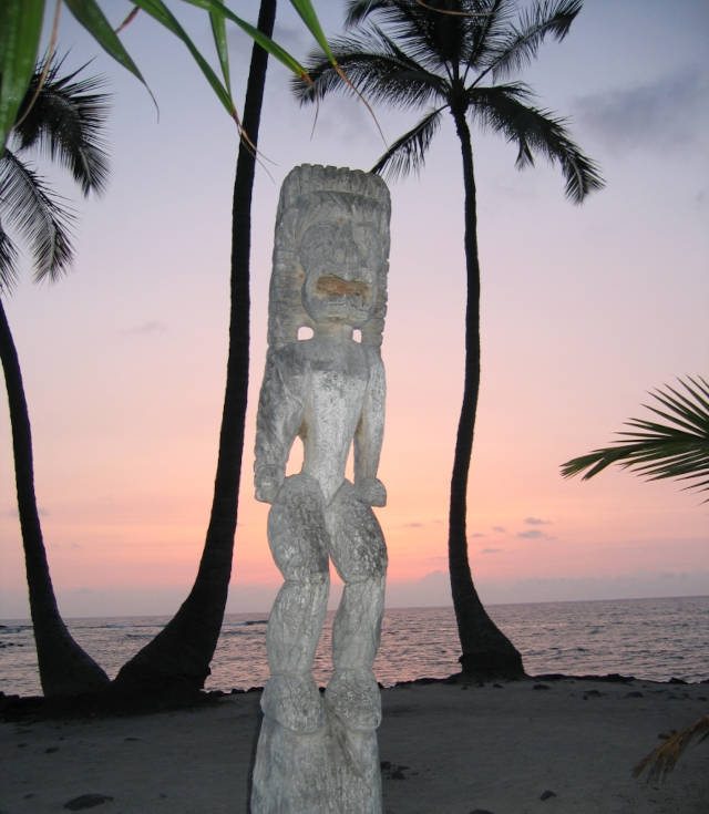 Auf Hawaii eine Hiki Statue bei Sonnenuntergang